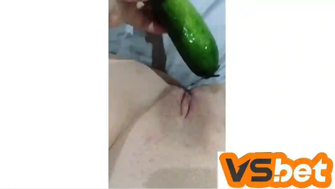 Em sinh viên thủ dâm bằng dưa chuột cực dâm