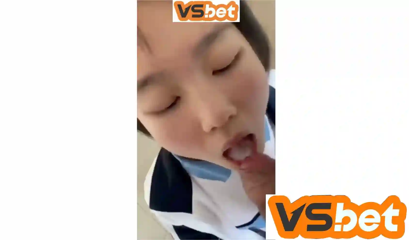 Clip cặp đôi học sinh trốn vào nhà vệ sinh bú cu nuốt tinh trùng